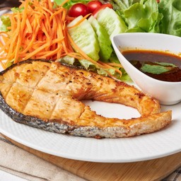 สเต็กแซลม่อน ผัดซอสกะเพรา 167 kcal