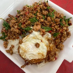 ข้าวกะเพราหมู+ฟรีไข่ดาว