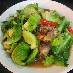 ผัดแขนงหมูกรอบ