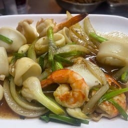 ทะเลผัดน้ำมันหอยเป็นกับ