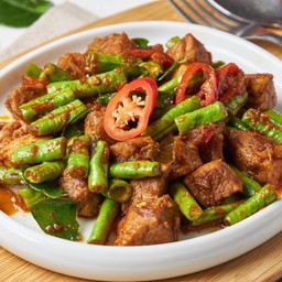 สันในหมูนุ่ม ผัดพริกแกงถั่วฝักยาว 208 kcal