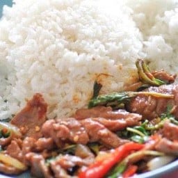 ข้าวกะเพราหมูชิ้น