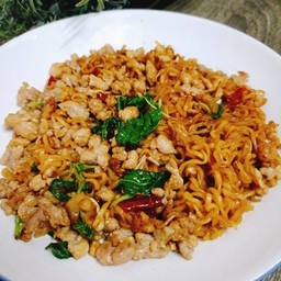 มาม่าผัดกะเพราพริกแห้ง หมูสับ