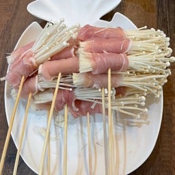 หมูพันเห็ดเข็มทอง