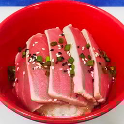 ข้าวหน้าทูน่าเบิร์นไฟ