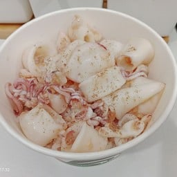 ข้าวราดปลาหมึกกระเทียมพริกไทย