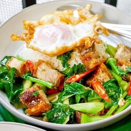 ข้าวคะน้าหมูกรอบ+ฟรีไข่ดาว