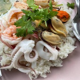 ข้าวหน้ามหาสมุทร (ปลาดอลลี่ หอยแมลงภู่ ปลาหมึก กุ้ง) ทานคู่ซีฟู้ด