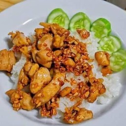 ข้าวหมูกะเทียม+ฟรีไข่ดาว