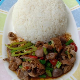 ข้าวกะเพราเครื่องในไก่