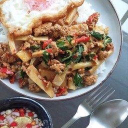 ข้าว กระเพราเนื้อสับหน่อไม้ผัดพริกแห้ง+ไข่ดาว