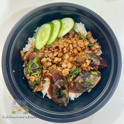 กะเพราหมูสับ+ไข่เยี่ยวม้าผัดพริกแห้ง