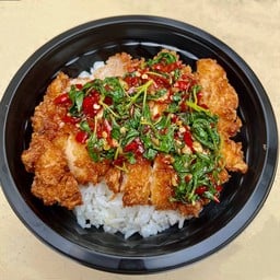 ข้าวไก่กรอบ ราดซอสกระเพรา