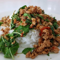 ผัดกะเพราหมูสับราดข้าว