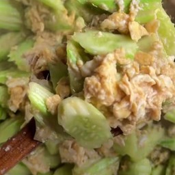 ข้าว ราดแตงกวาผัดไข่ใส่หมู