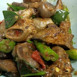 ผัดพริกแกงใต้เครื่องในไก่