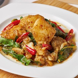 ปลาดอร์รี่ ผัดซอสกะเพรา 147 kcal