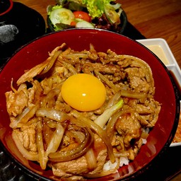 ข้าวหน้าหมูผัดซีอิ้วญี่ปุ่น+ไข่แดง   ซุปมิโซะ/สลัดผัก กิมจิ