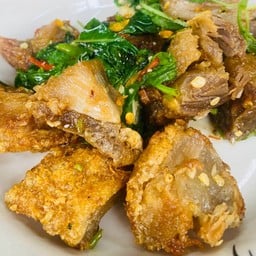 กะเพราหมูกรอบ