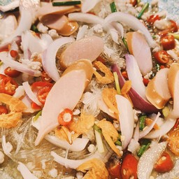 ยำวุ้นเส้นโบราณพริกซอยใส่ไส้กรอกไก่