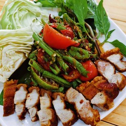 ส้มตำถั่วหมูกรอบ
