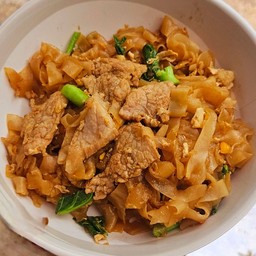 เส้นใหญ่ผัดซีอิ๊ว