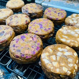 ขนมบ้าบิ่น 6 ชิ้น (คละหน้า)  แถมฟรี เครื่องดื่มชื่นใจ 1 ขวด