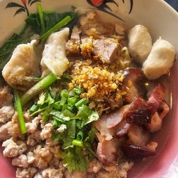 บะหมี่เกี๊ยวน้ำรวมเครื่อง (น้ำ)