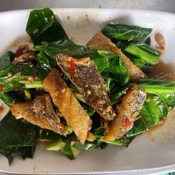 คะน้าปลาสลิดเป็นกับ
