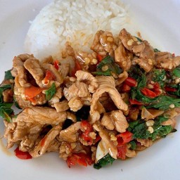 ผัดกะเพราหมูชิ้นราดข้าว