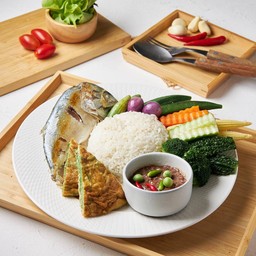 ข้าวน้ำพริกกะปิหอมปลาทูย่าง ไข่ชะอม ผักสดผักต้ม