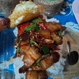 กะเพาหมูกรอบ   (อาหารตรงปกคร้า)