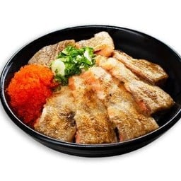 ข้าวหน้าแซลมอนส่วนติดหนัง