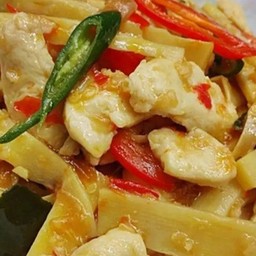 [อร่อยซ่ากับโค้ก] ข้าวกระเพราสามชั้นหน่อไม้ +  โค้ก ออริจินัล (กระป๋อง)