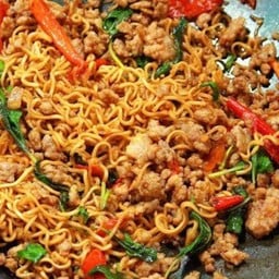 มาม่าผัดกระเพราหมูสับ