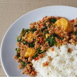 ผัดกระเพราหมูสับเต้าหู้ไข่ราดข้าว