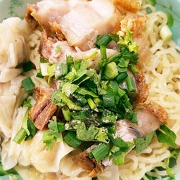 บะหมี่เกี๊ยวหมูกรอบ