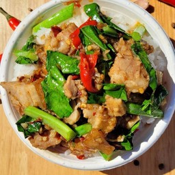 คะน้าหมูกรอบ