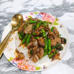 ข้าวเครื่องในไก่ผัดพริกแกงใส่ถั่ว