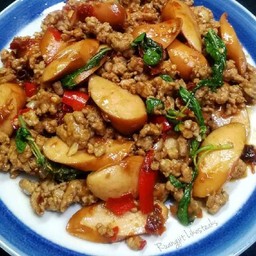 กะเพราใส้กรอกคลุกข้าว