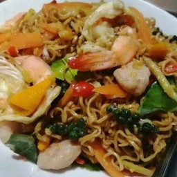 ผัดขี้เมามาม่ากุ้ง