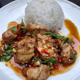 กระเพราหมูกรอบ