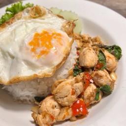 ข้าวผัดกะเพราไก่ ฟรี!ไข่ดาว