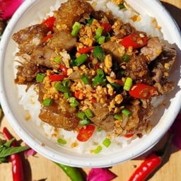 หมูกรอบคั่วพริกเกลือ ราดข้าว