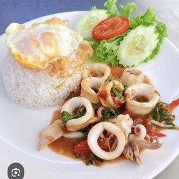 กระเพาปลาหมึก+ไข่ดาว