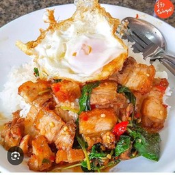กะเพราหมูกรอบ1ข้าวไข่เจียว1