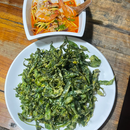 ยำผักบุ้งกรอบ