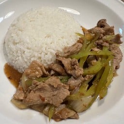 เนื้อโคขุนผัดพริกหยวกราดข้าว