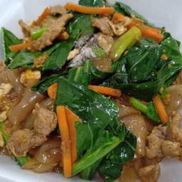 เส้นใหญ่ผัดซีอิ้วหมูชิ้น