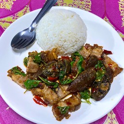 กระเพราหมูกรอบ+ไข่เยี่ยวม้า